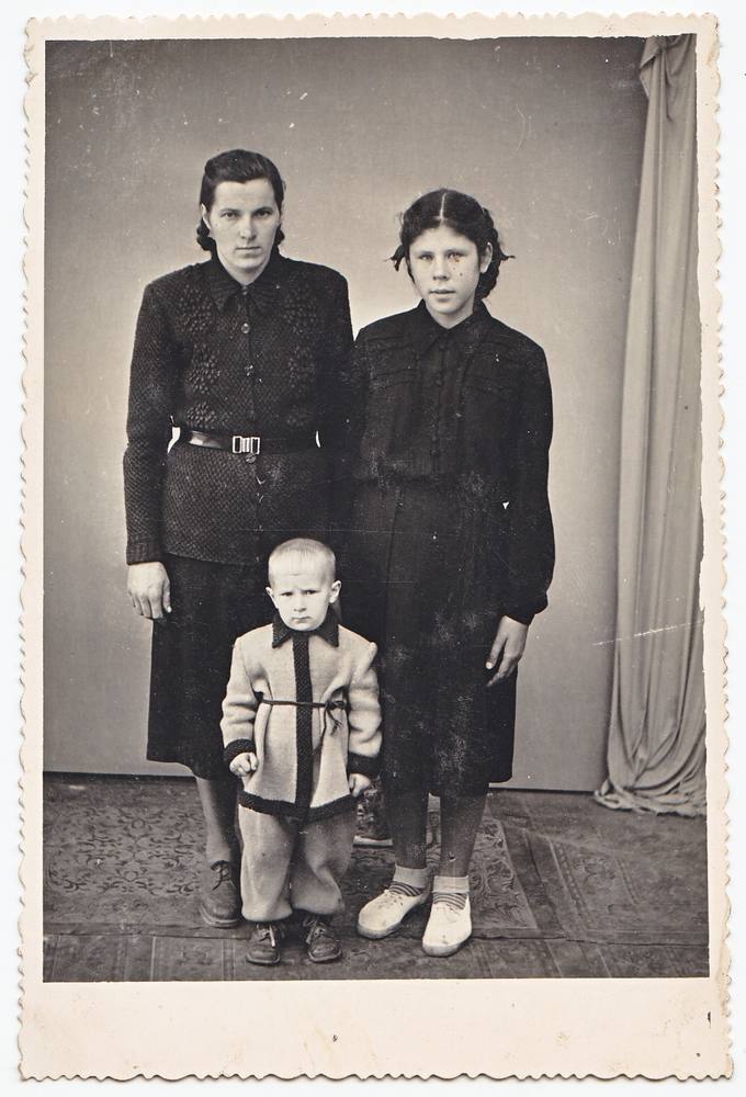 Bronislavo Aiduko žmona Morta su sūneliu Vytautu ir jo aukle Pasvalyje